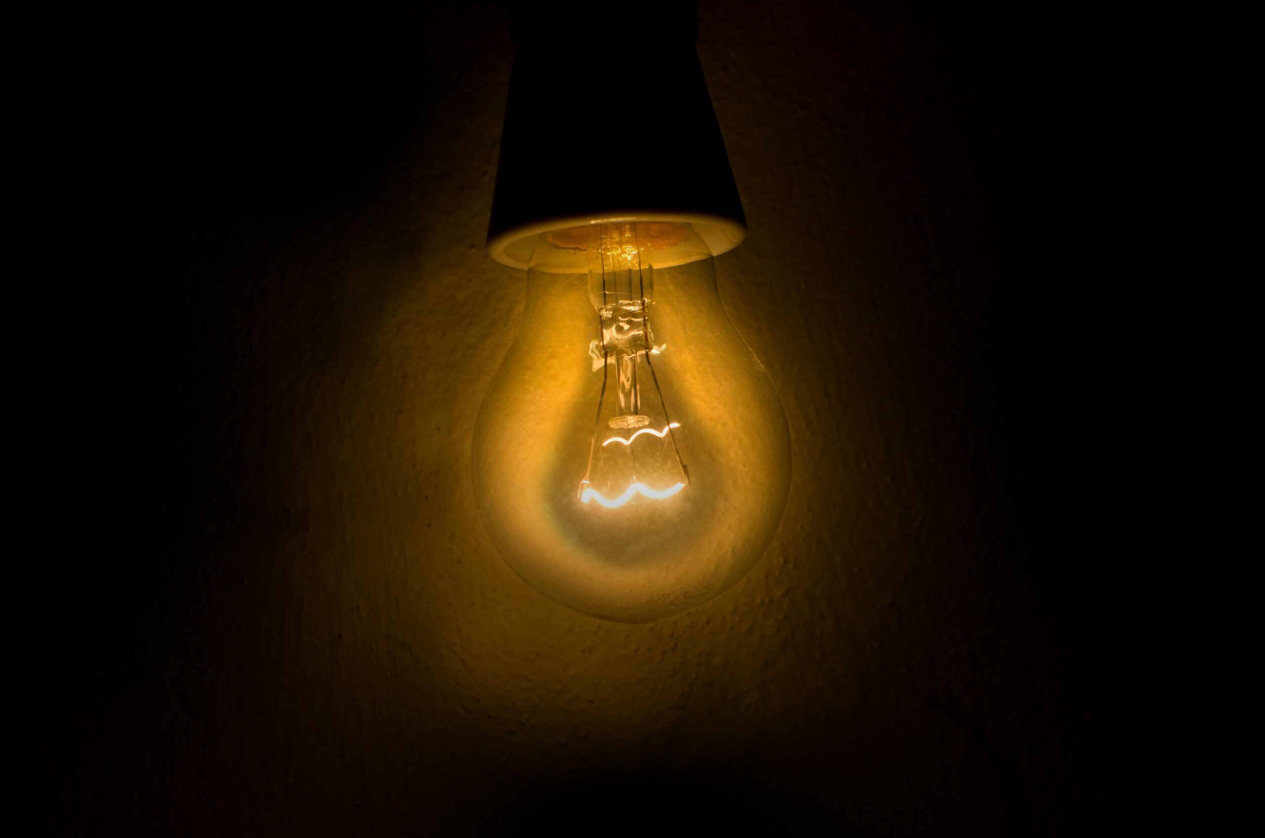 “Family using emergency kit and backup generator during power outage – how to prepare for a power outage”